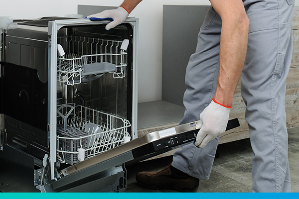 Geöffneter unverkleideter Einbaugeschirrspüler